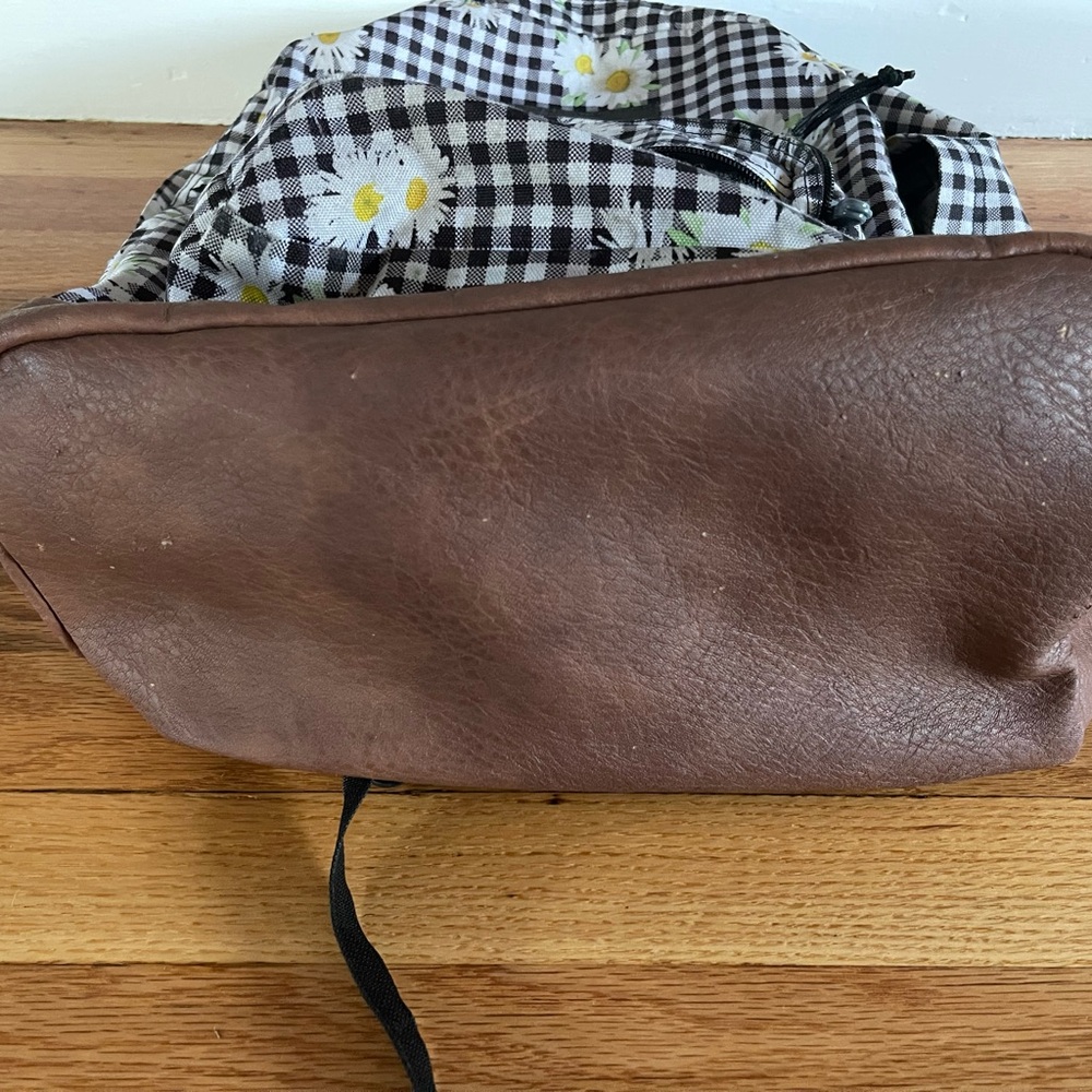 Trans by JanSport Checkered Backpack with Daisy Print Preloved - Picture 4 of 4